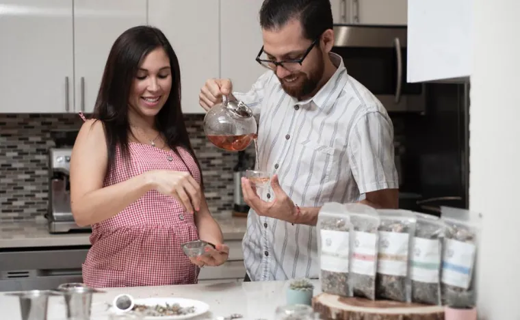 Founders Veronica and Deivis blending tea together in their kitchen Founders Veronica and Deivis blending tea together in their kitchen